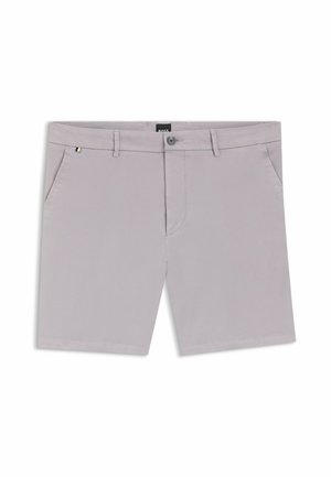 Lichtgrijze, op maat gemaakte herenshorts met knoop aan de voorkant, rits, zijzakken en riemlussen, plat neergelegd op een witte achtergrond.