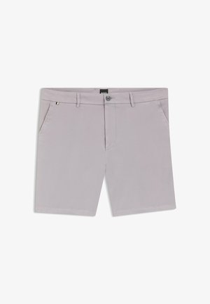 Lichtgrijze, op maat gemaakte herenshorts met knoop aan de voorkant, rits, zijzakken en riemlussen, plat neergelegd op een witte achtergrond.