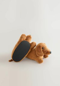 Karu kujuga plush sussuke pruun värviga, mustade taldmike jälgedega. Pehme tekstuur, langevad kõrvad ja tikitud näo detailid. Sobib sise kasutamiseks.