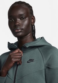 Nike Sportswear Sweater met rits - deep jungle black