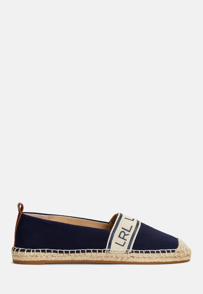 Espadrille en toile bleu marine avec une semelle tressée beige et une bande beige avec l’inscription "LRL" à l’avant.