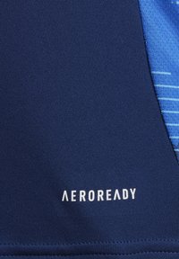 Marine blauwe sportstof met een structuurpatroon en lichtblauwe accenten. "AEROREADY" logo in wit in het midden onderaan.