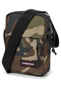 Borsa crossbody mimetica in nylon, con tracolla nera regolabile, chiusura con zip e patch con logo sul davanti.