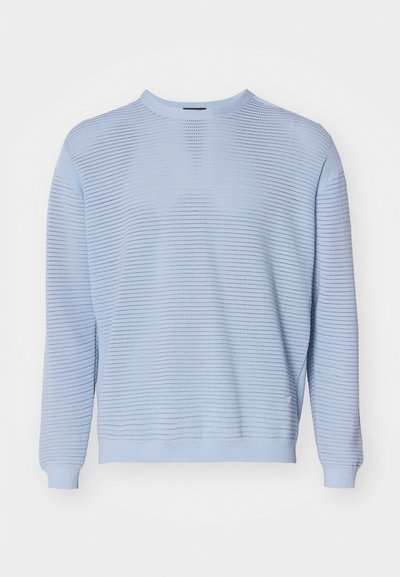 Šviesiai mėlyna megzta palaidinė su tekstūruotu dizainu, apvaliu iškirpimu ir ilgomis rankovėmis su raukiniais ant rankovių ir apatinio krašto.