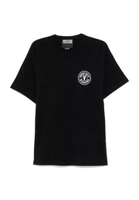 T-shirt in cotone nero con scollatura rotonda e maniche corte. Un prominente logo circolare bianco è posizionato sulla parte sinistra del petto.