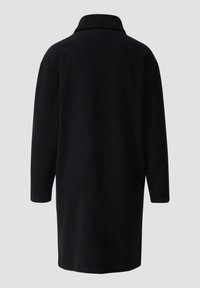 Czarny płaszcz z długimi rękawami, szerokim kołnierzem i prostym dołem. Charakteryzuje się gładką fakturą i minimalistycznym designem bez widocznych zapięć.