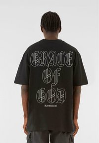 MJ Gonzales TEE GRACE OF GOD - Trükipildiga T-särk - black