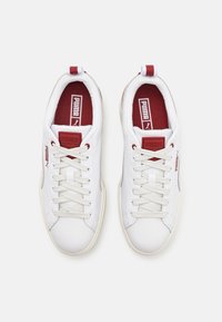 Weiße Leder-Sneaker mit roten Akzenten, runder Form, strukturiertem Obermaterial und flachen Schnürsenkeln. Verfügt über ein Logo-Tag an der Zunge und an der Rückseite.
