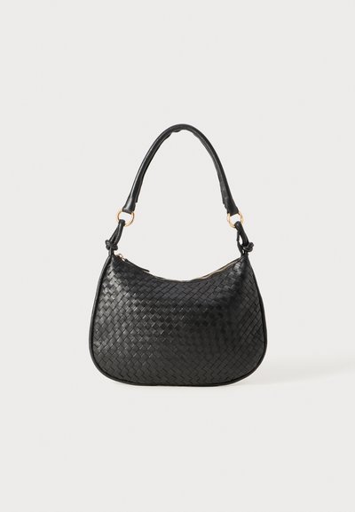 Borsa a tracolla in pelle intrecciata nera con forma curvata, dotata di un unico manico superiore e hardware in tonalità oro. Chiusura con zip nella parte superiore.
