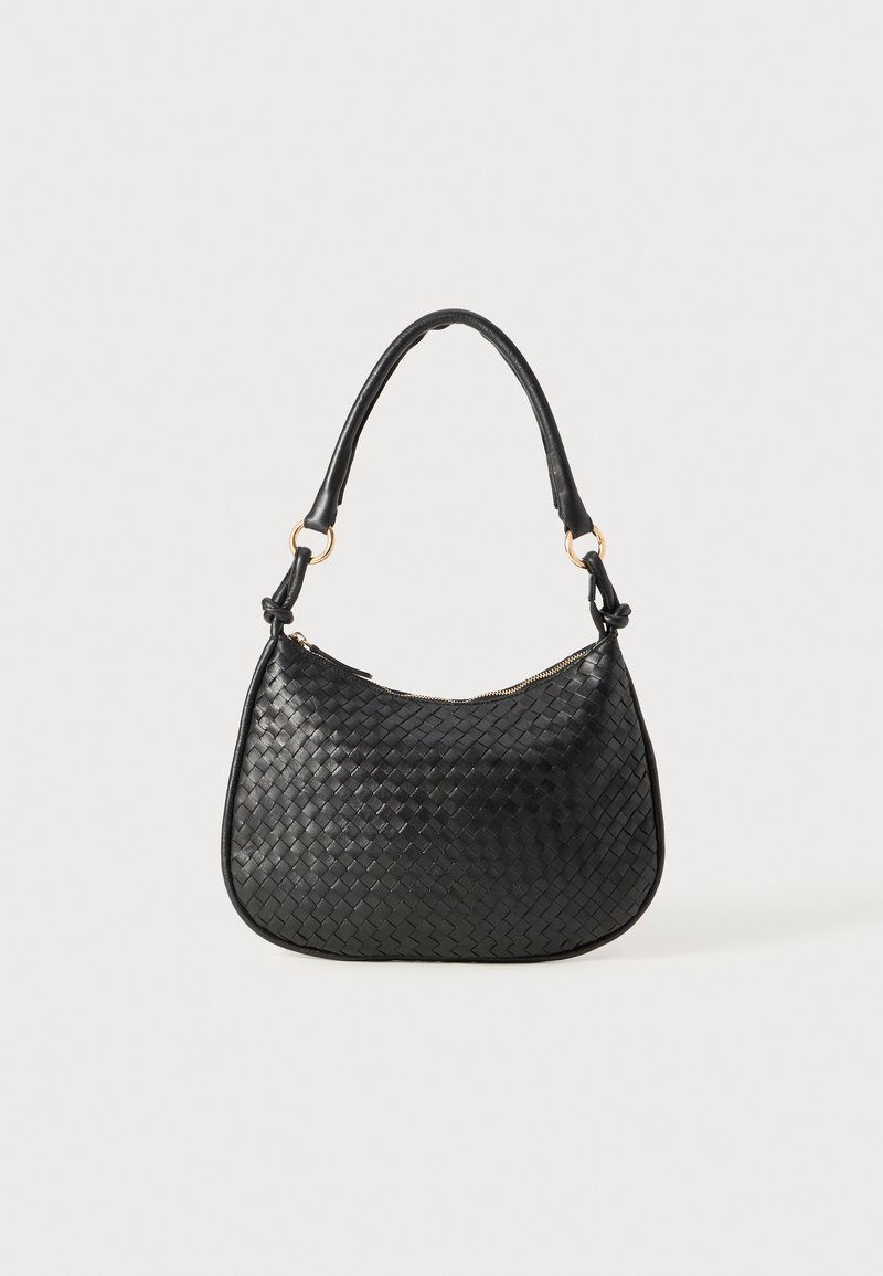 Bolsa de couro tecida preta com formato curvado, apresentando uma única pega superior e hardware dourado. Fecho em zipper na parte superior.