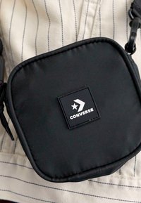 Converse FLOATING POCKET SEASONAL POUCH UNISEX - Borsa a tracolla - black