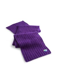 Vijolični rebrasti šal iz mehkega materiala, ki ima pisaneteg tag z logotipom. Šali so položeni na ravno površino in imajo teksturiran videz.