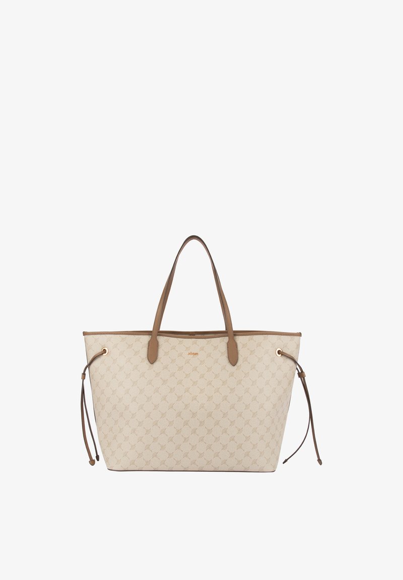Sac fourre-tout beige avec un petit motif répétitif, poignées marron, détails de cordon latéral, et logo embossé près du centre supérieur.
