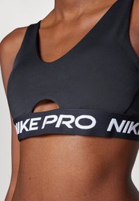 Nike Performance INDY PLUNGE BRA - Sujetadores deportivos con sujeción media - black