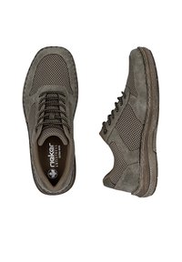 Grauer Herrensneaker mit Netzpaneelen, schwarzen und weißen Schnürsenkeln, gepolsterter Sohle, dargestellt in Draufsicht und Seitenansicht vor weißem Hintergrund.