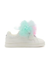 Baskets blanches avec une sangle velcro, ornées d'un grand pompon en tulle menthe et rose sur le côté. Matériau lisse et semelle plate en caoutchouc.