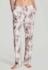 Witte pyjamabloemenbroek met een bloemmotief, voorzien van paarse en roze bloemen. Gemaakt van een lichte stof met een elastische tailleband en zijzakken.