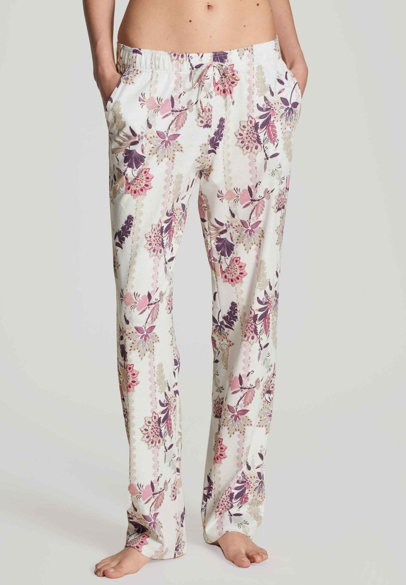Witte pyjamabloemenbroek met een bloemmotief, voorzien van paarse en roze bloemen. Gemaakt van een lichte stof met een elastische tailleband en zijzakken.