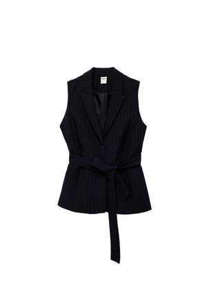 Ärmellose schwarze Nadelstreifen-Blazerweste mit Reverskragen, Ein-Knopf-Verschluss und einem passenden Stoffgürtel, der in der Taille gebunden ist.