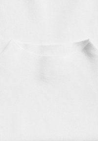 Tessuto di una maglietta bianca con una texture liscia e un colletto girocollo modesto. Il materiale sembra morbido e leggero, senza motivi o accenti visibili.