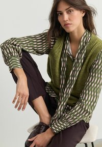 Next REGULAR FIT - COLLARED LAYER TANK - Svetrík - green khaki