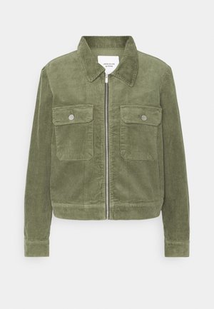 Veste en velours côtelé vert olive avec fermeture éclair devant, deux poches poitrine boutonnées, manches longues et col pointu.