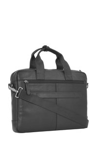 Maletín de cuero negro con dos asas superiores y correa para el hombro ajustable. Cuenta con un bolsillo con cremallera en la parte frontal y correas de acento en los laterales.