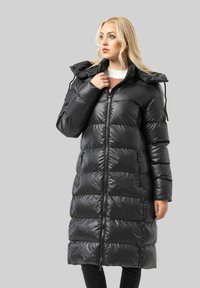 Schwarzer Steppmantel mit Reißverschluss vorne, hohem Kragen, abnehmbarer Kapuze und diagonaler Steppoptik. Hergestellt aus glänzendem, glattem Material.