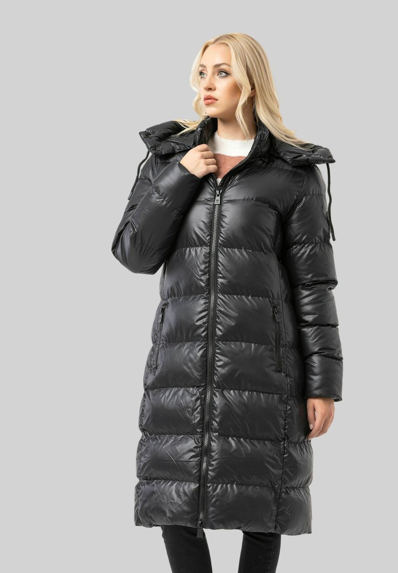Schwarzer Steppmantel mit Reißverschluss vorne, hohem Kragen, abnehmbarer Kapuze und diagonaler Steppoptik. Hergestellt aus glänzendem, glattem Material.