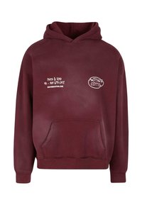 Felpa borgogna con tasca frontale e testo bianco che recita "Pasta & Vino Mo-Dom 18:00-Tardi" e i loghi "Another Cotton" sul petto.