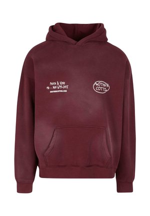 Burgundska kapuca s prednjim žepom in belim napisom "Pasta & Vino Mo-Ned 18:00-Dop" ter logotipi "Another Cotton" na prsih.