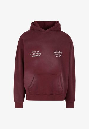 Burgundy hoodie med framsida ficka och vit text som säger "Pasta & Vino Mo-Sun 18:00-Sent" samt "Another Cotton" logotyper på bröstet.