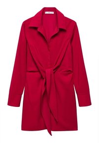 Manteau rouge à manches longues avec col à revers, ceinture nouée à la taille et tissu lisse. Caractérisé par une coupe décontractée et un design minimaliste.