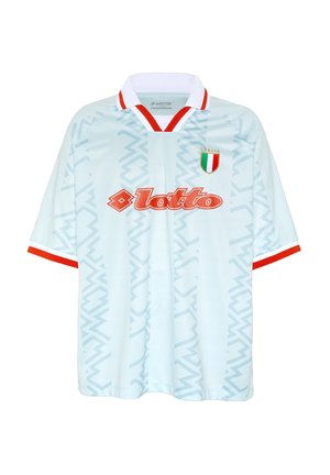 Hellblaues Italien-Fußballtrikot mit Zickzackmuster, rotem und weißem Kragen und Manschetten, Lotto-Logo und italienischem Flaggenemblem auf der Brust.
