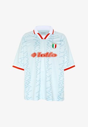Hellblaues Italien-Fußballtrikot mit Zickzackmuster, rotem und weißem Kragen und Manschetten, Lotto-Logo und italienischem Flaggenemblem auf der Brust.