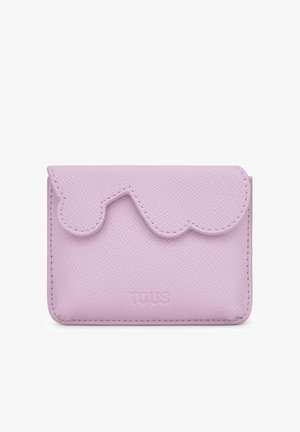 Porta carte in pelle testurizzata lilla con pattina a bordi smerlati e logo goffrato discreto sulla parte anteriore.
