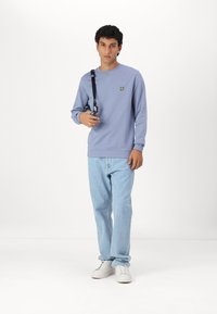 Lyle & Scott CREW NECK - Melegítőfelső - crafted blue