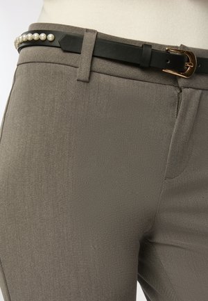 Pantaloni grigi su misura con una texture liscia, caratterizzati da una cintura nera decorata con perle bianche e una fibbia dorata. Dettagli di cucitura discreti.