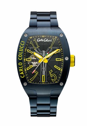 Blauw roestvrijstalen horloge met een zwart uurwerk, gele accenten, grote cijfers en een transparante achterkant, met ingewikkelde patronen.