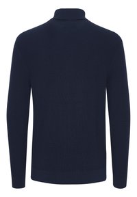 Mornarsko modra pulover s turtleneck ovratom, izdelan iz rebraste pletene tkanine, s dolgimi rokavi in prilegnjenim dizajnom, brez vidnih dodatkov ali vzorcev.