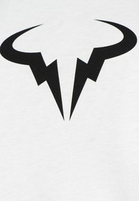 Camiseta blanca con un destacado diseño gráfico negro de cuernos curvados y rayos. Tela de algodón con una textura suave.