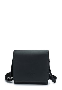 Černá kožená crossbody taška s texturovaným povrchem a plochým designem, vybavená nastavitelným popruhem a bezpečným klopovým uzavřením.