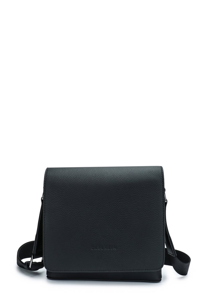 Černá kožená crossbody taška s texturovaným povrchem a plochým designem, vybavená nastavitelným popruhem a bezpečným klopovým uzavřením.