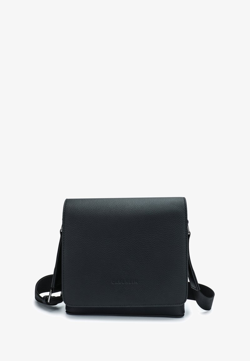 Borsa a tracolla nera in pelle con superficie texturizzata e design piatto, dotata di una tracolla regolabile e di una chiusura a patta sicura.