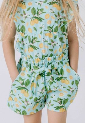 Kind trägt hellblauen Overall mit Zitronen-, Blatt- und Blumenmuster, mit gebundenem Taillengürtel und Taschen.
