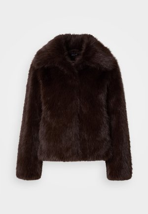 Casaco de pelúcia castanho com gola alta e mangas longas, apresentando uma textura macia e felpuda e um design ajustado.