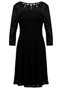 Svart spetsklänning med trekvartsärmar, åtsittande midja och utsvängd kjol. Har en intrikat spetsdesign och detalj med nyckelhål på ryggen.