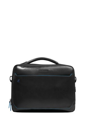 Valigetta nera in pelle con dettagli di cuciture blu, forma rettangolare sottile, manico superiore e tasca laterale con cerniera per riporre oggetti.