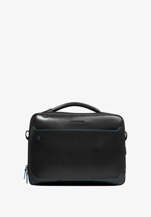 Schwarze Lederaktentasche mit blauen Ziernähten, schlanker rechteckiger Form, oberem Griff und seitlicher Reißverschlusstasche zur Aufbewahrung.