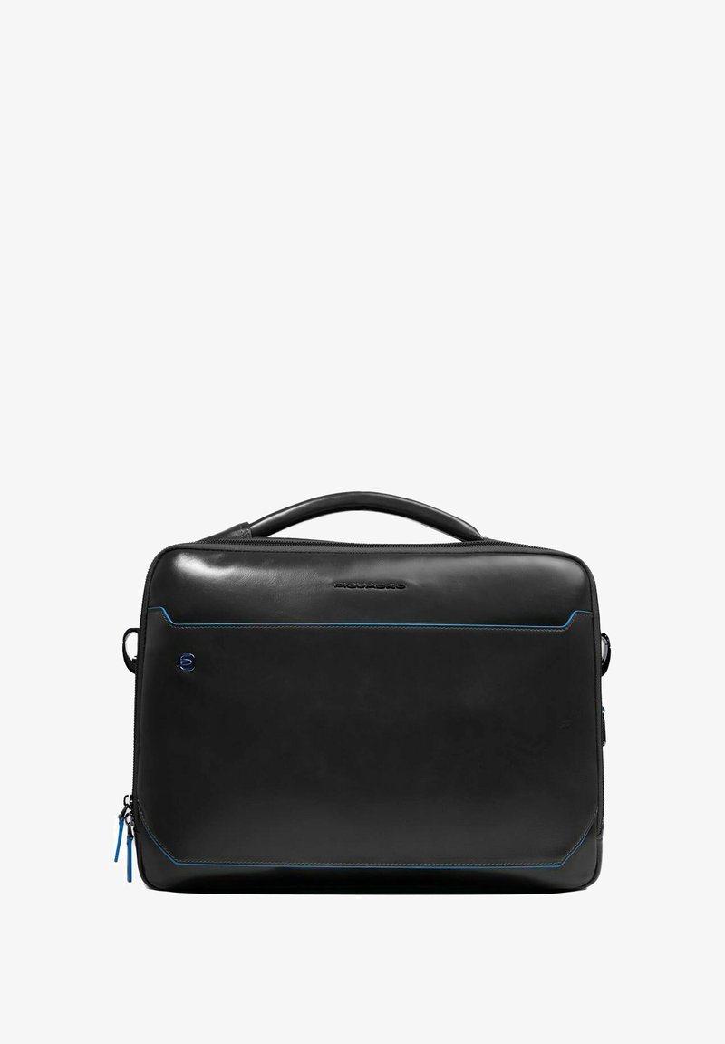 Valigetta nera in pelle con dettagli di cuciture blu, forma rettangolare sottile, manico superiore e tasca laterale con cerniera per riporre oggetti.